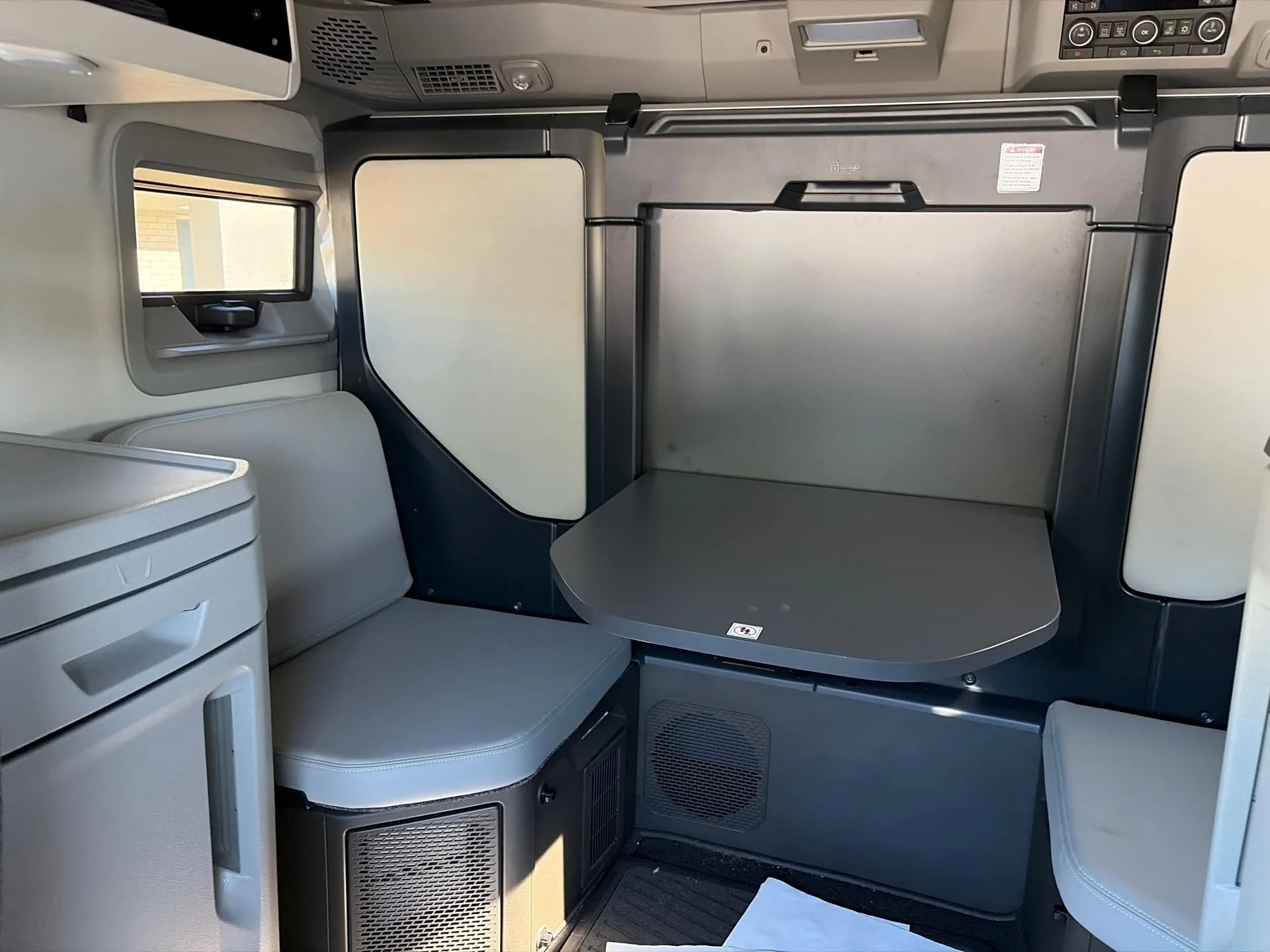 2025 Volvo VNL 860 - image 19