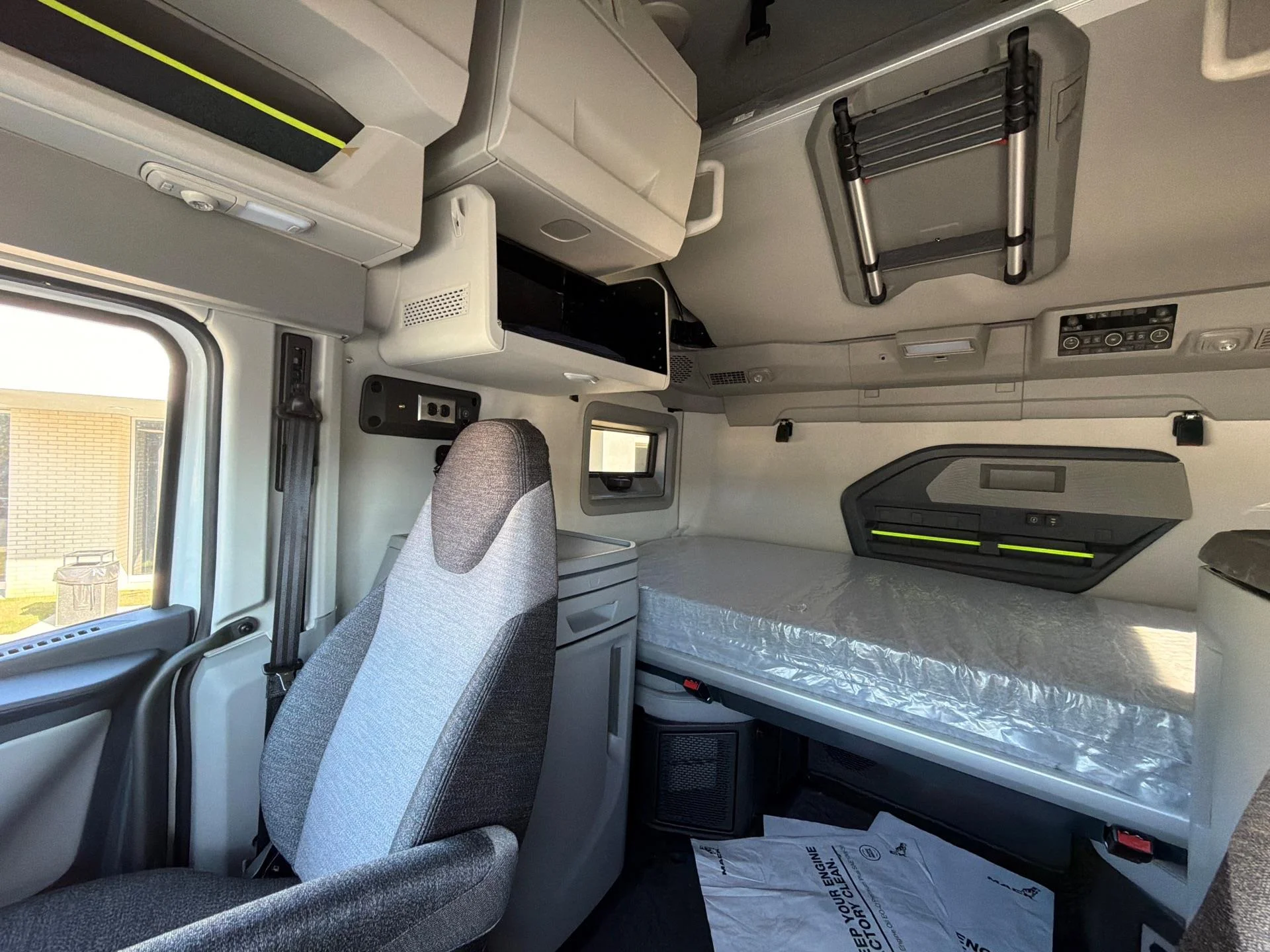 2025 Volvo VNL 860 - image 16