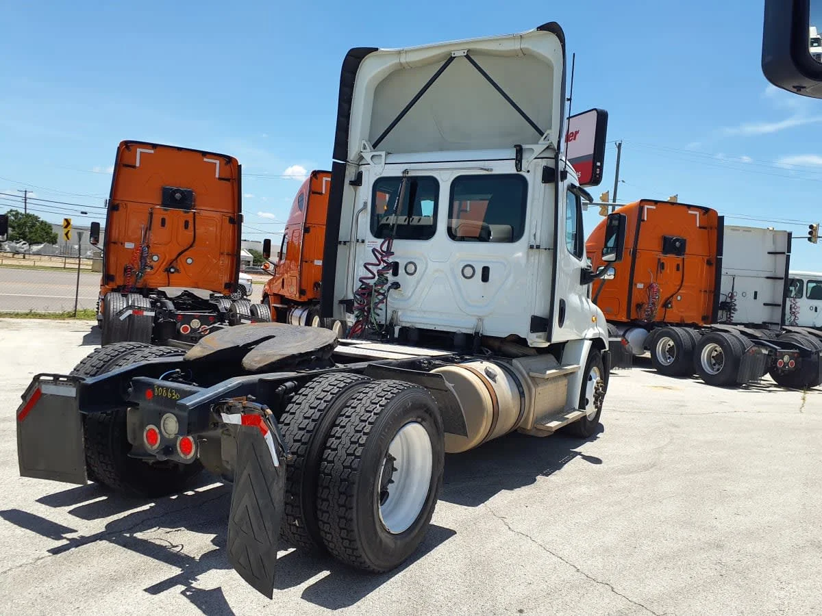 2019 Freightliner Cascadia in Fort Worth, TX — photo 4