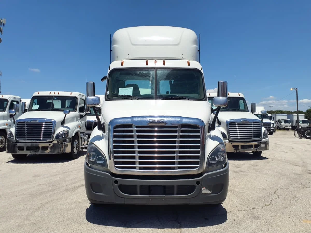 2019 Freightliner Cascadia in Fort Worth, TX — photo 2