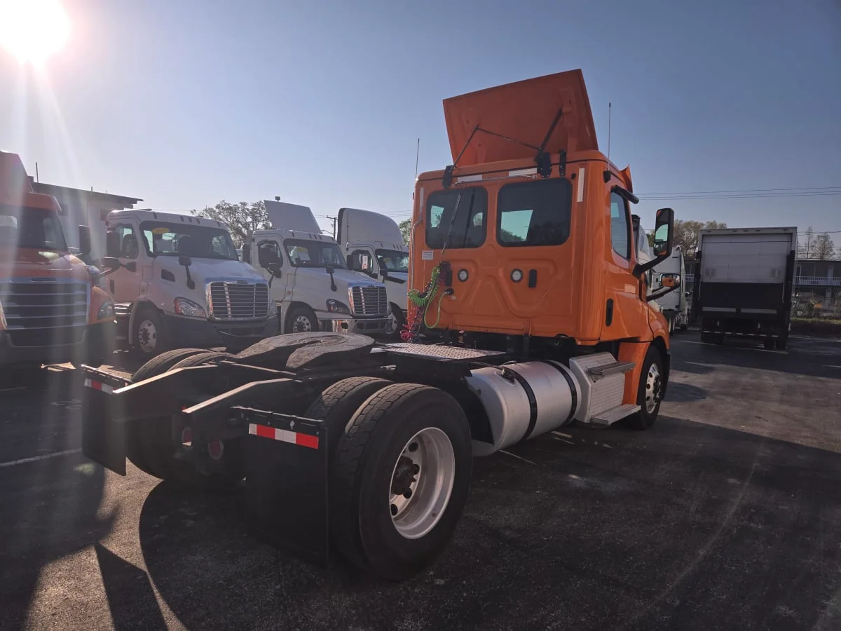 2019 Freightliner Cascadia - image 4
