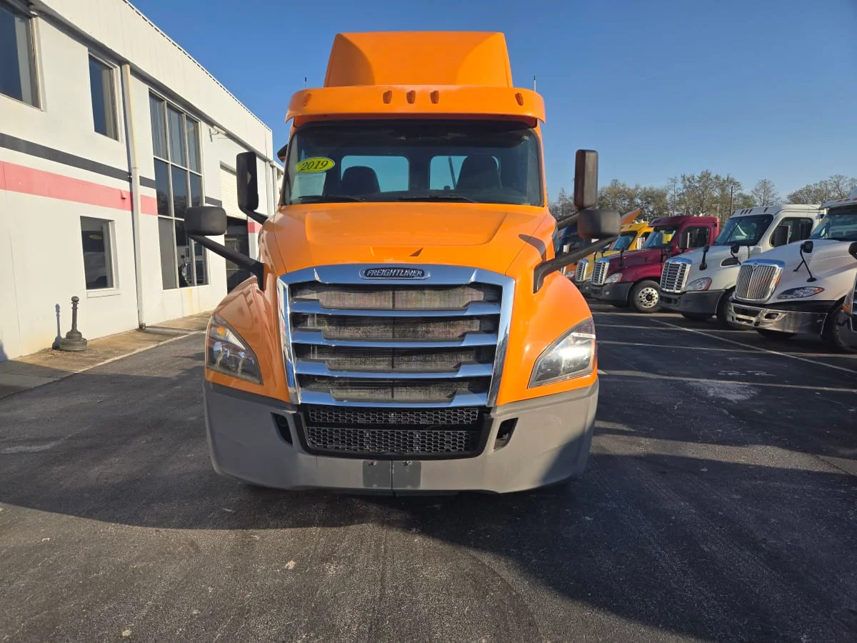 2019 Freightliner Cascadia - image 2