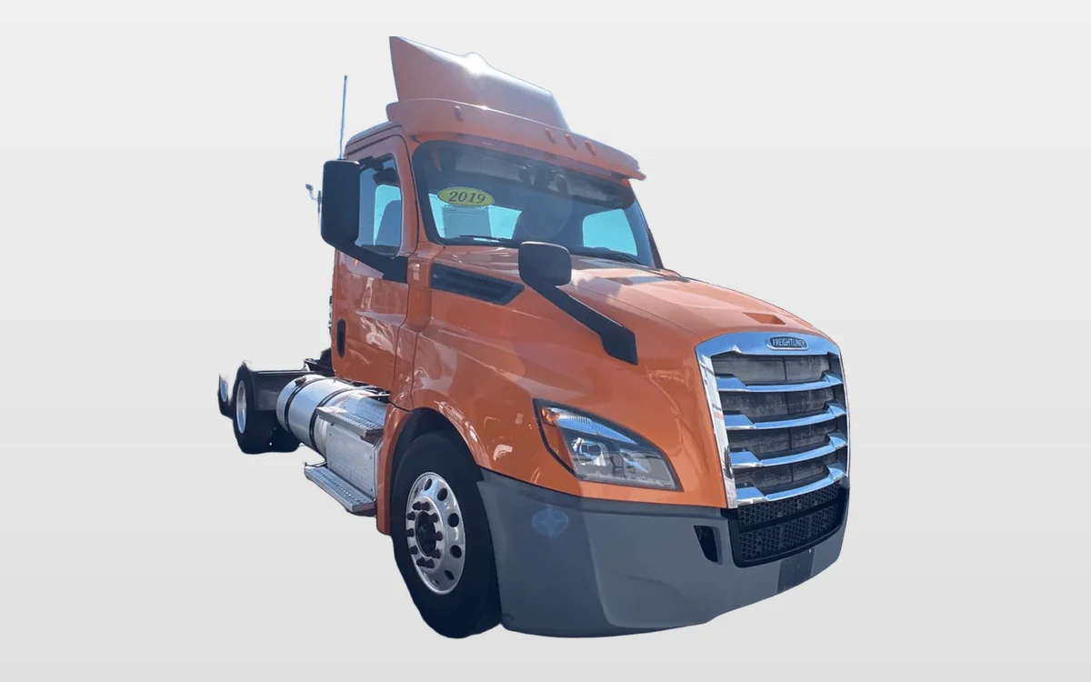 2019 Freightliner Cascadia - image 1