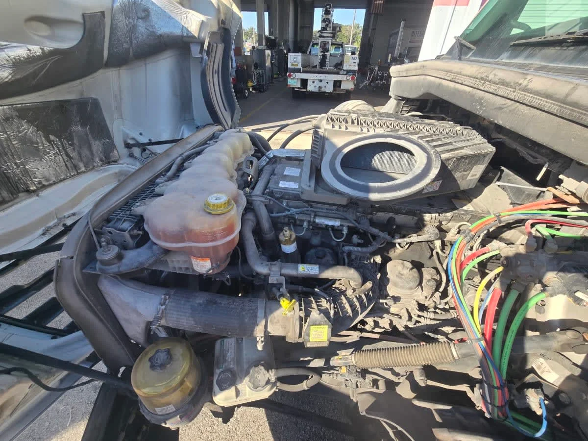 2018 Freightliner Cascadia - image 8