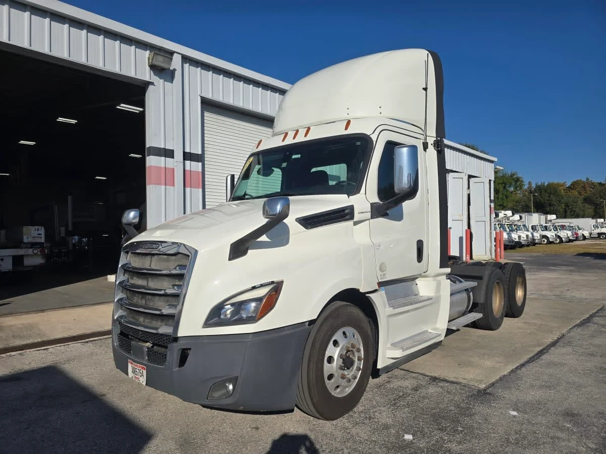 2018 Freightliner Cascadia - image 3