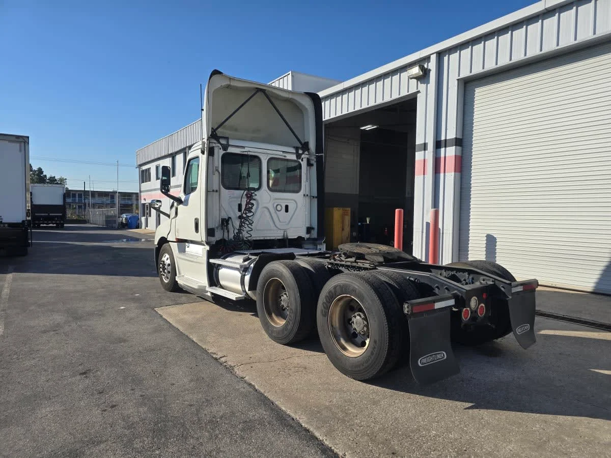 2018 Freightliner Cascadia - image 4