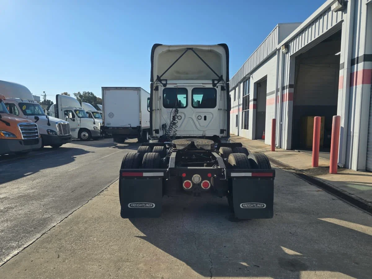 2018 Freightliner Cascadia - image 5