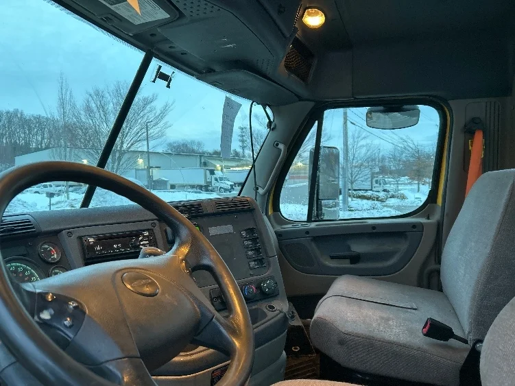 2019 Freightliner Cascadia - image 10