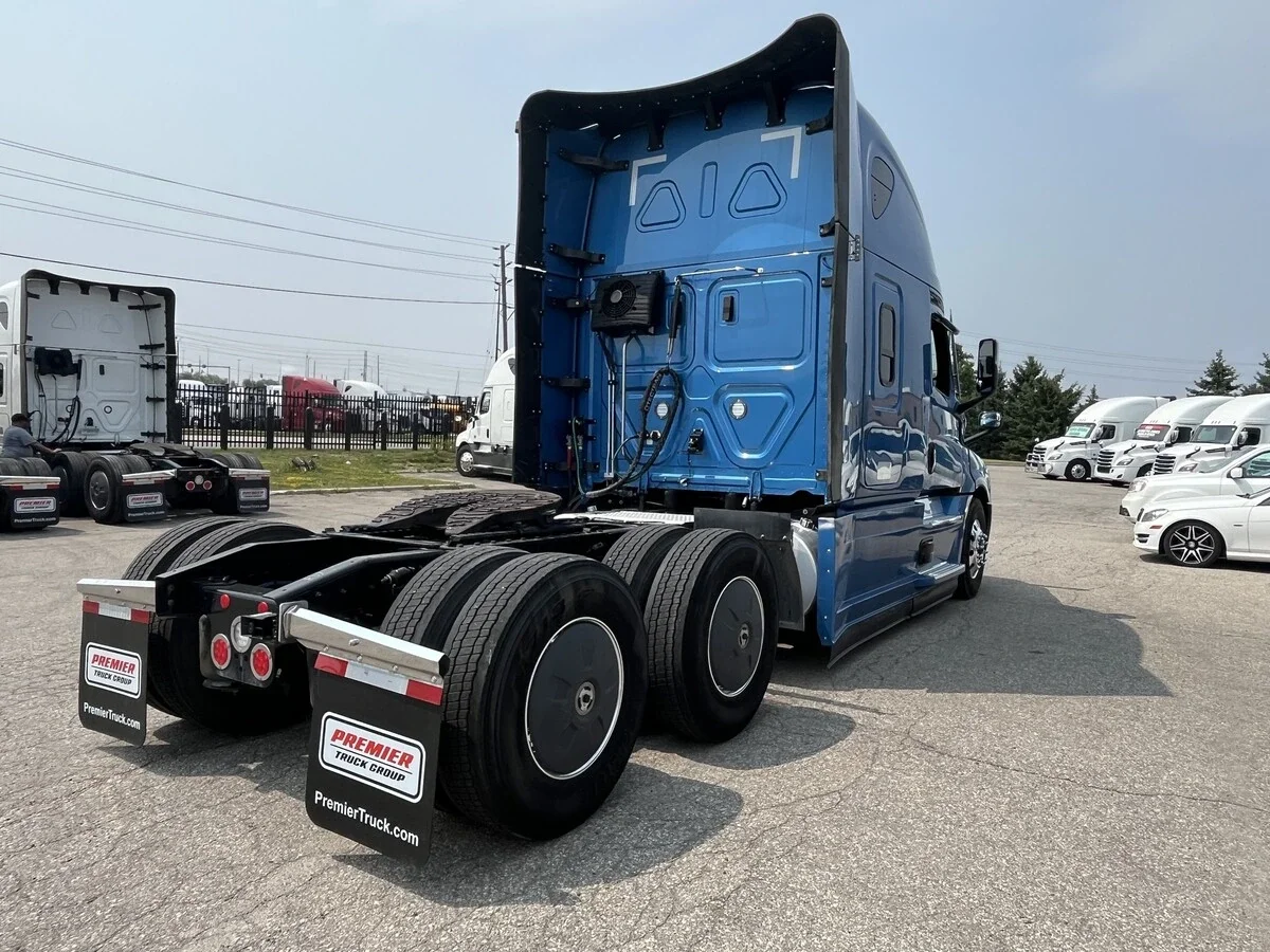 2026 Freightliner Cascadia — photo 8