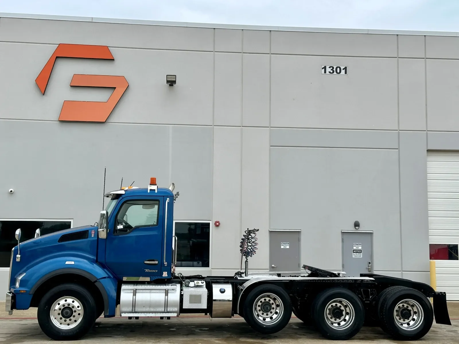 2023 Kenworth T880 in Hutchins, TX — photo 4