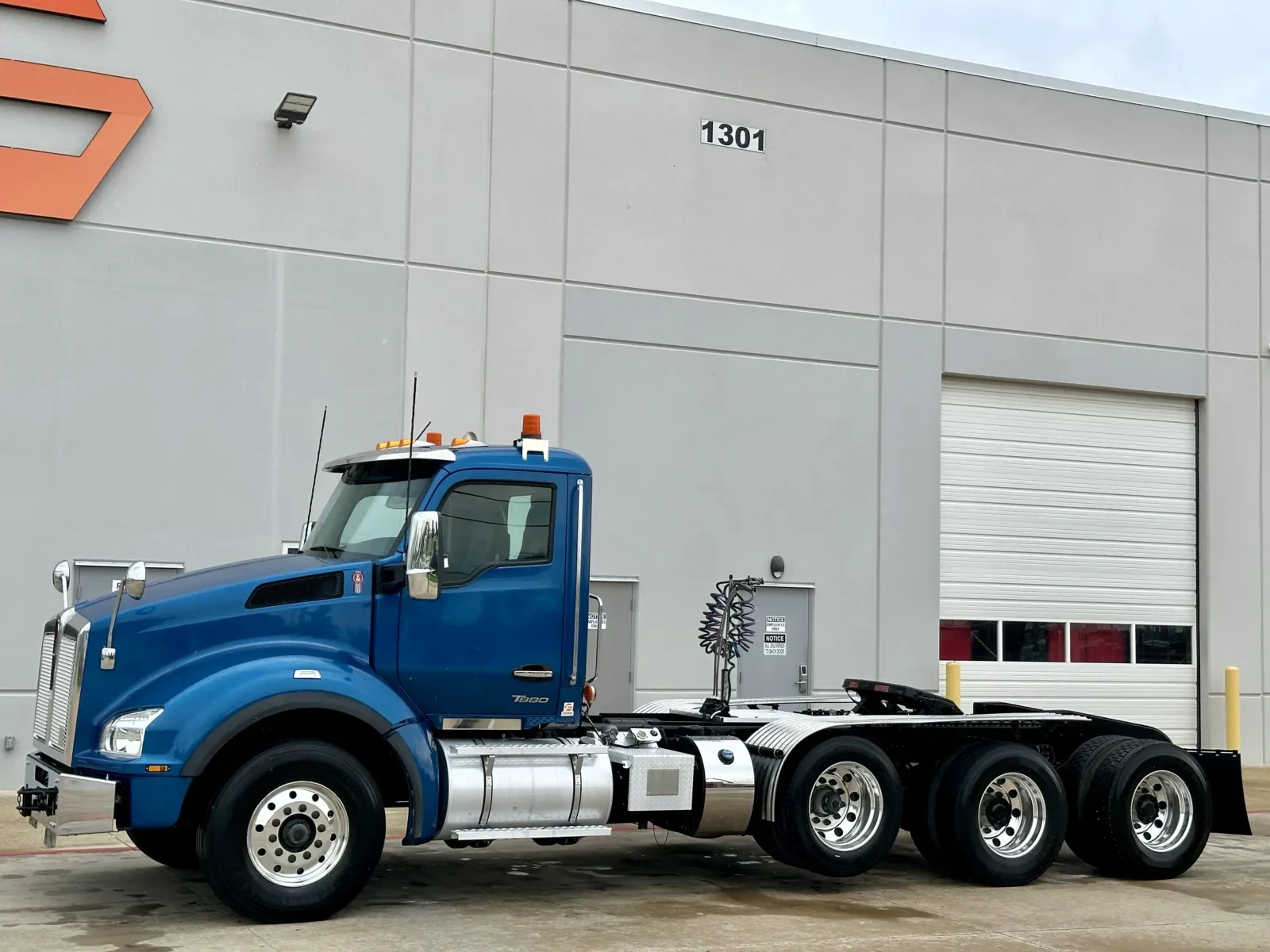 2023 Kenworth T880 in Hutchins, TX — photo 2