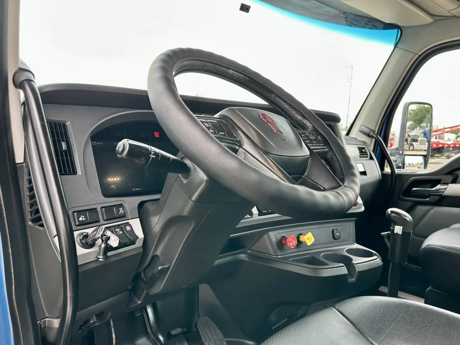 2023 Kenworth T880 in Hutchins, TX — photo 15