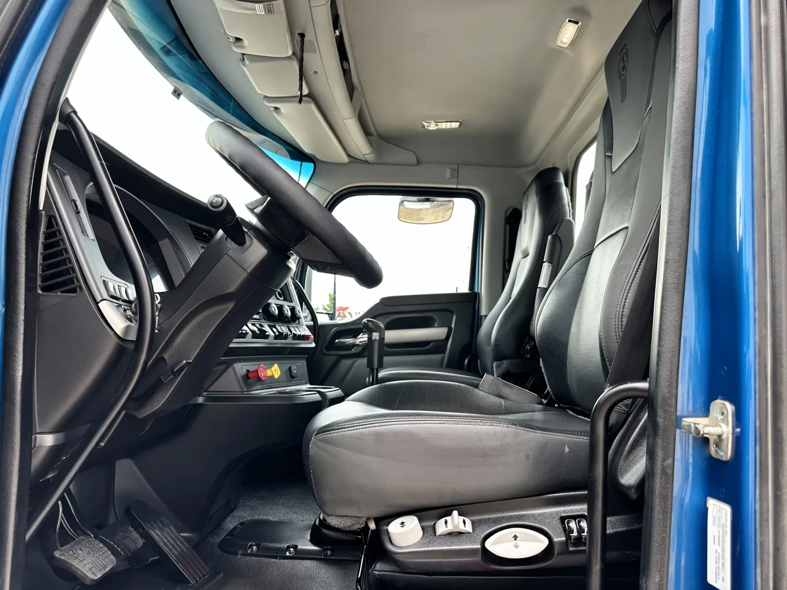 2023 Kenworth T880 in Hutchins, TX — photo 14