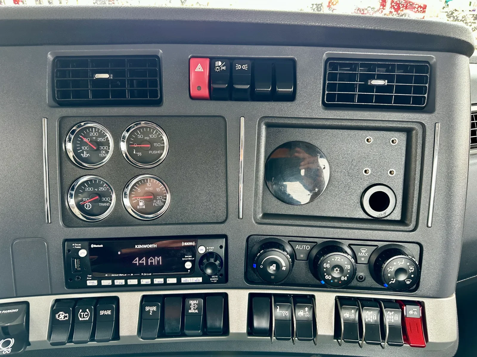 2023 Kenworth T880 in Hutchins, TX — photo 18