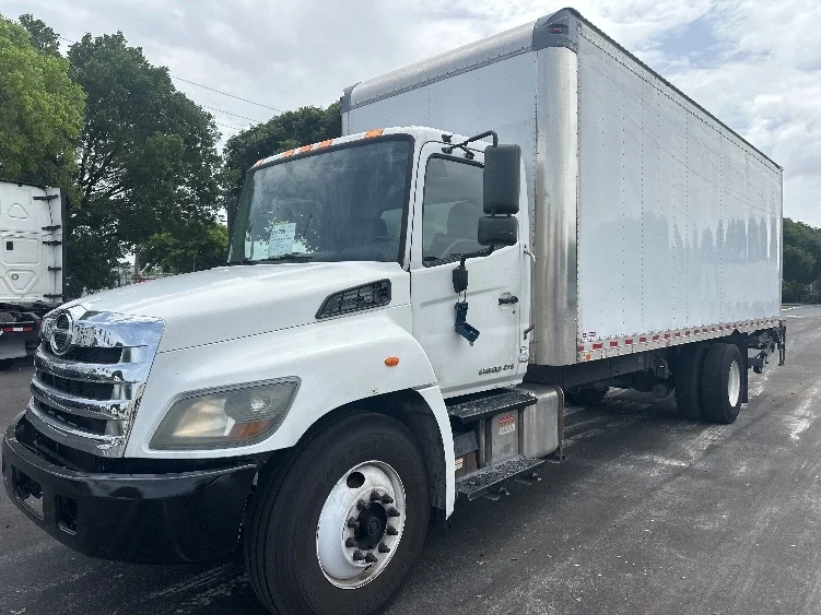 2020 Hino 268 in Medley, FL — photo 3