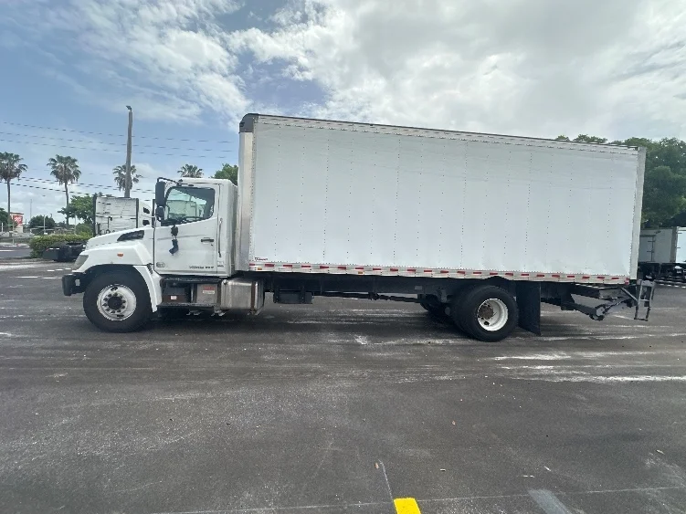 2020 Hino 268 in Medley, FL — photo 4