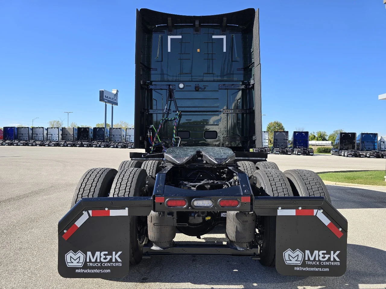 2026 Volvo VNL 860 in Toledo, OH — photo 3