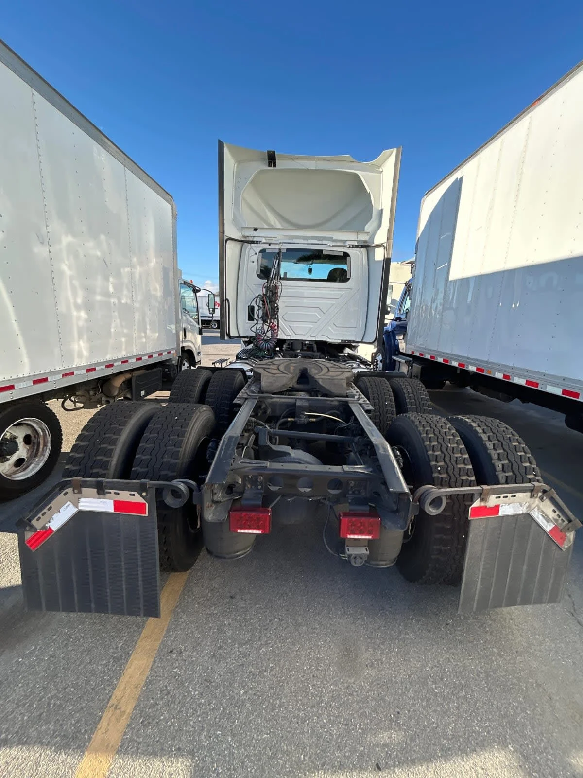 2020 International LT - image 5