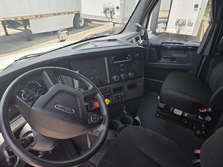 2023 Freightliner Cascadia in Dallas, TX — photo 10
