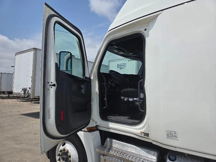 2023 Freightliner Cascadia in Dallas, TX — photo 9