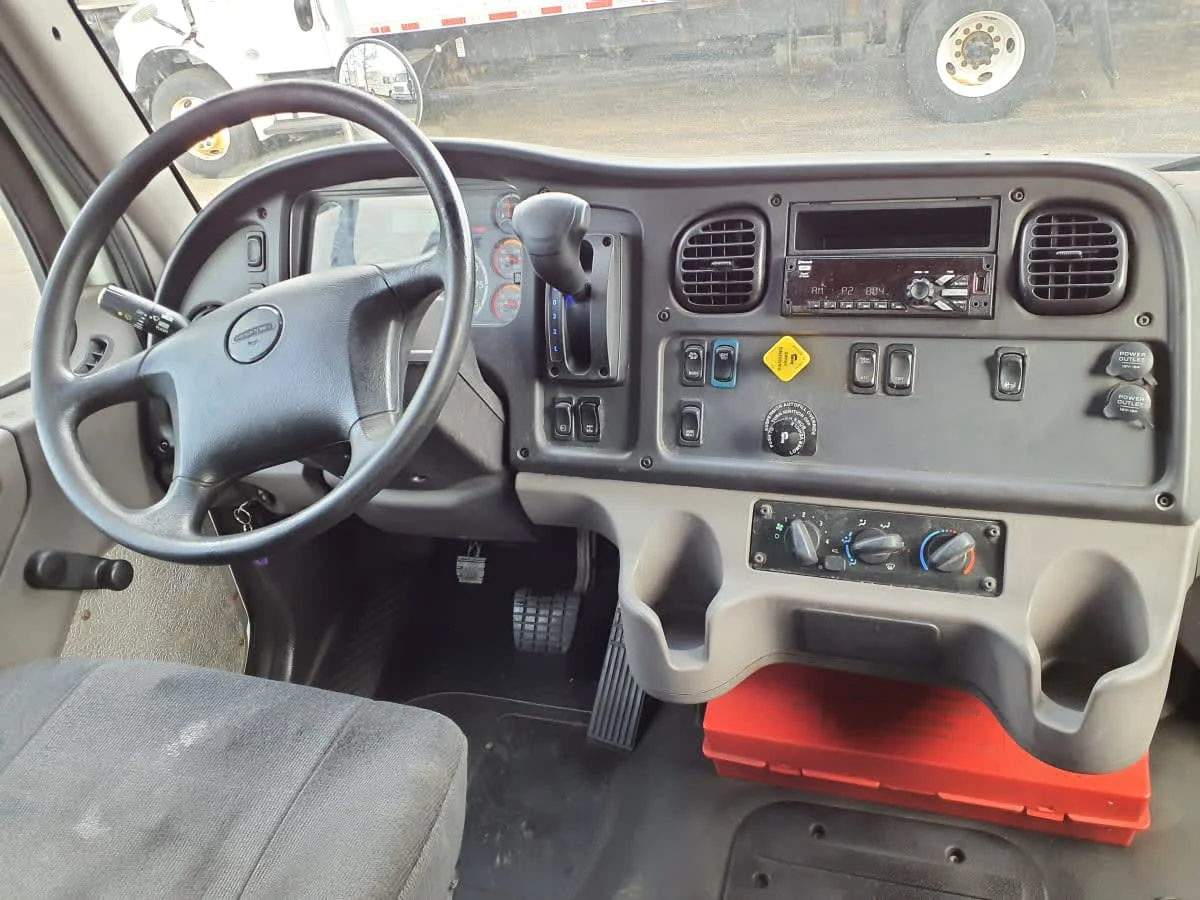 2019 Freightliner M2 106 - image 7