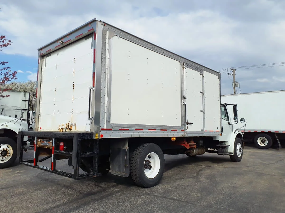 2019 Freightliner M2 106 - image 4