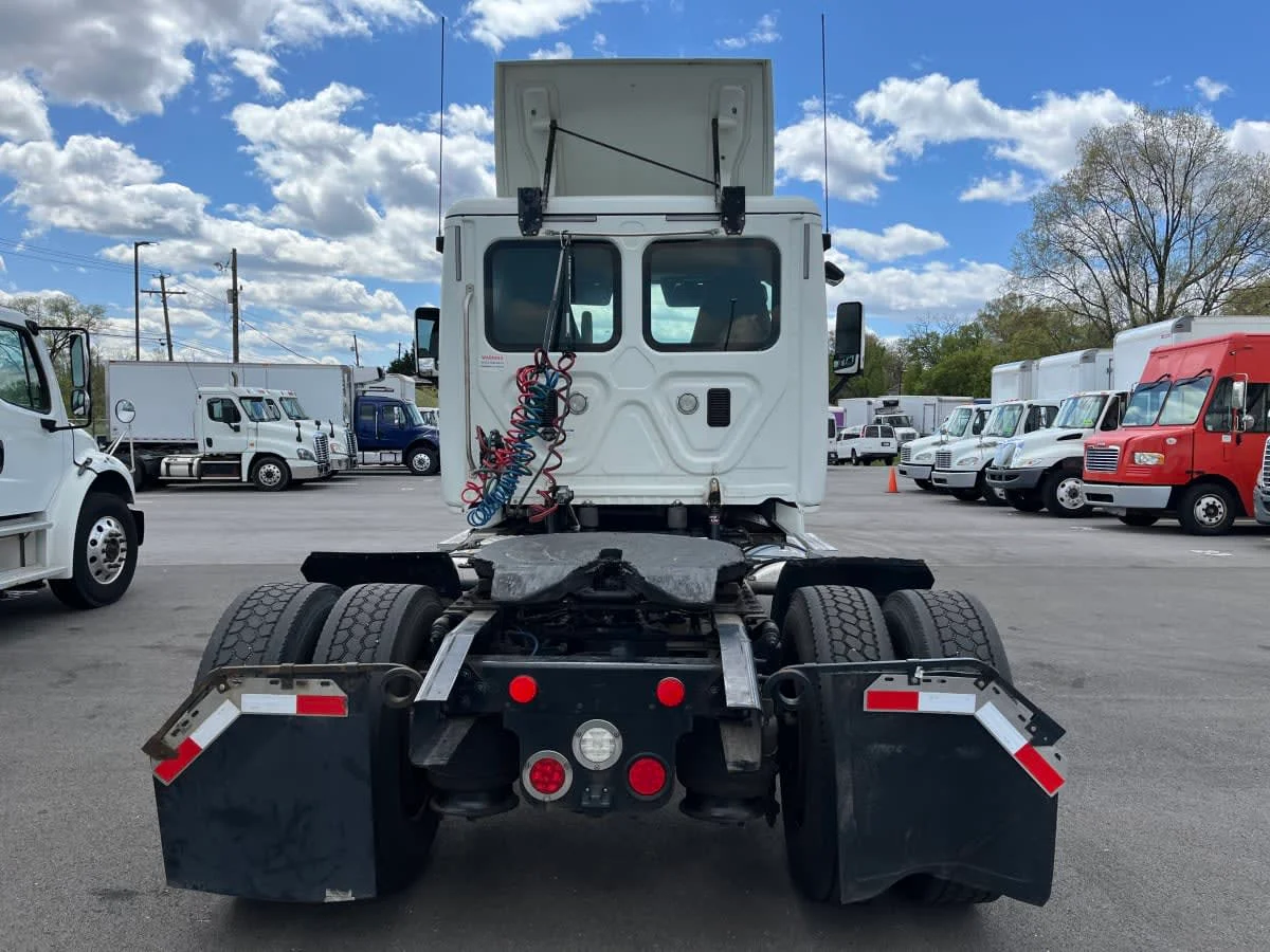 2015 Freightliner Cascadia in Beltsville, MD — photo 5