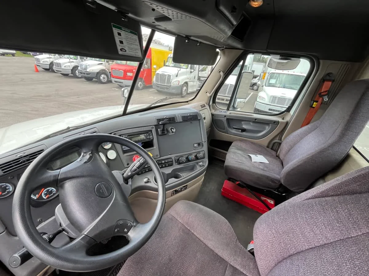 2015 Freightliner Cascadia in Beltsville, MD — photo 7