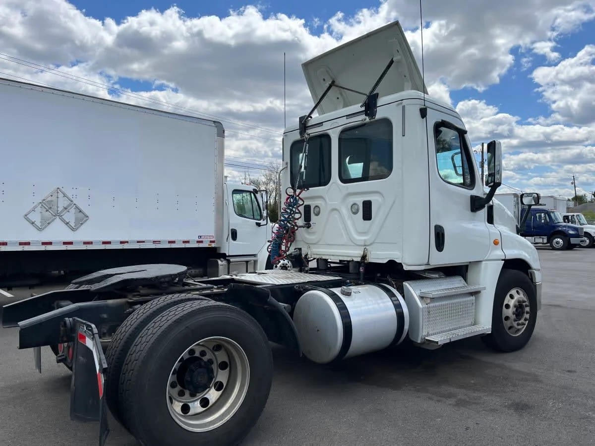 2015 Freightliner Cascadia in Beltsville, MD — photo 4