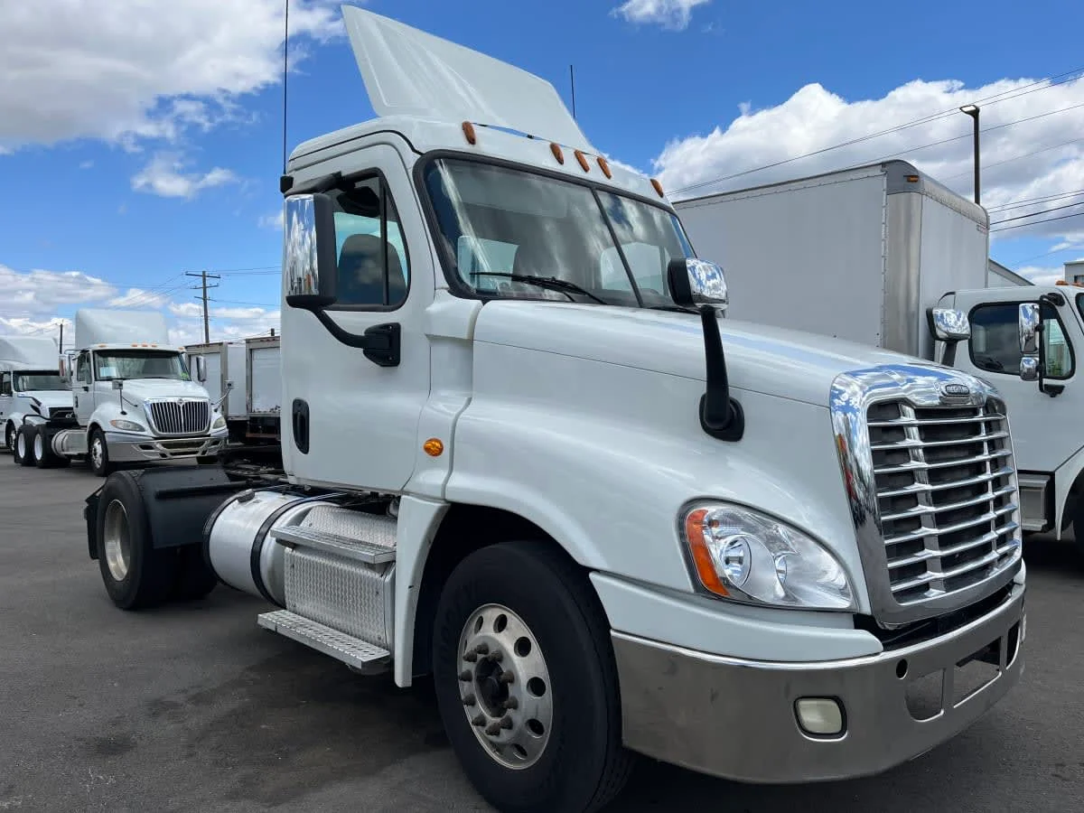 2015 Freightliner Cascadia in Beltsville, MD — photo 3