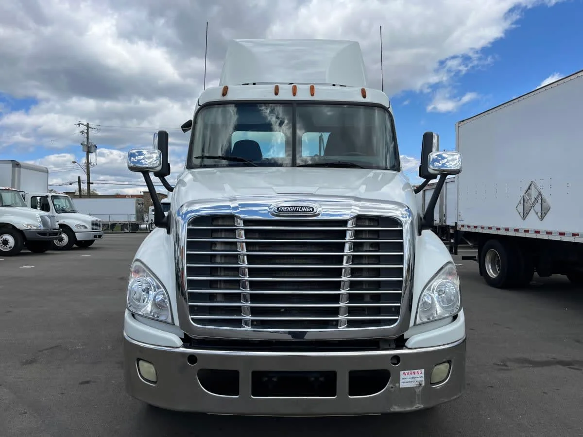 2015 Freightliner Cascadia in Beltsville, MD — photo 2