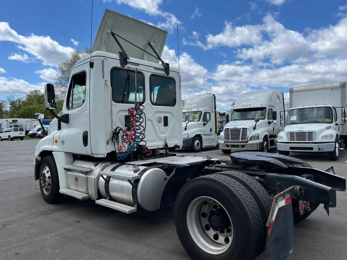 2015 Freightliner Cascadia in Beltsville, MD — photo 6