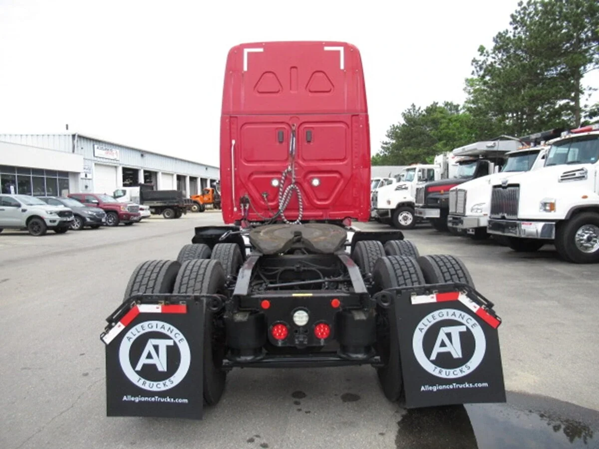2020 Freightliner Cascadia - image 5