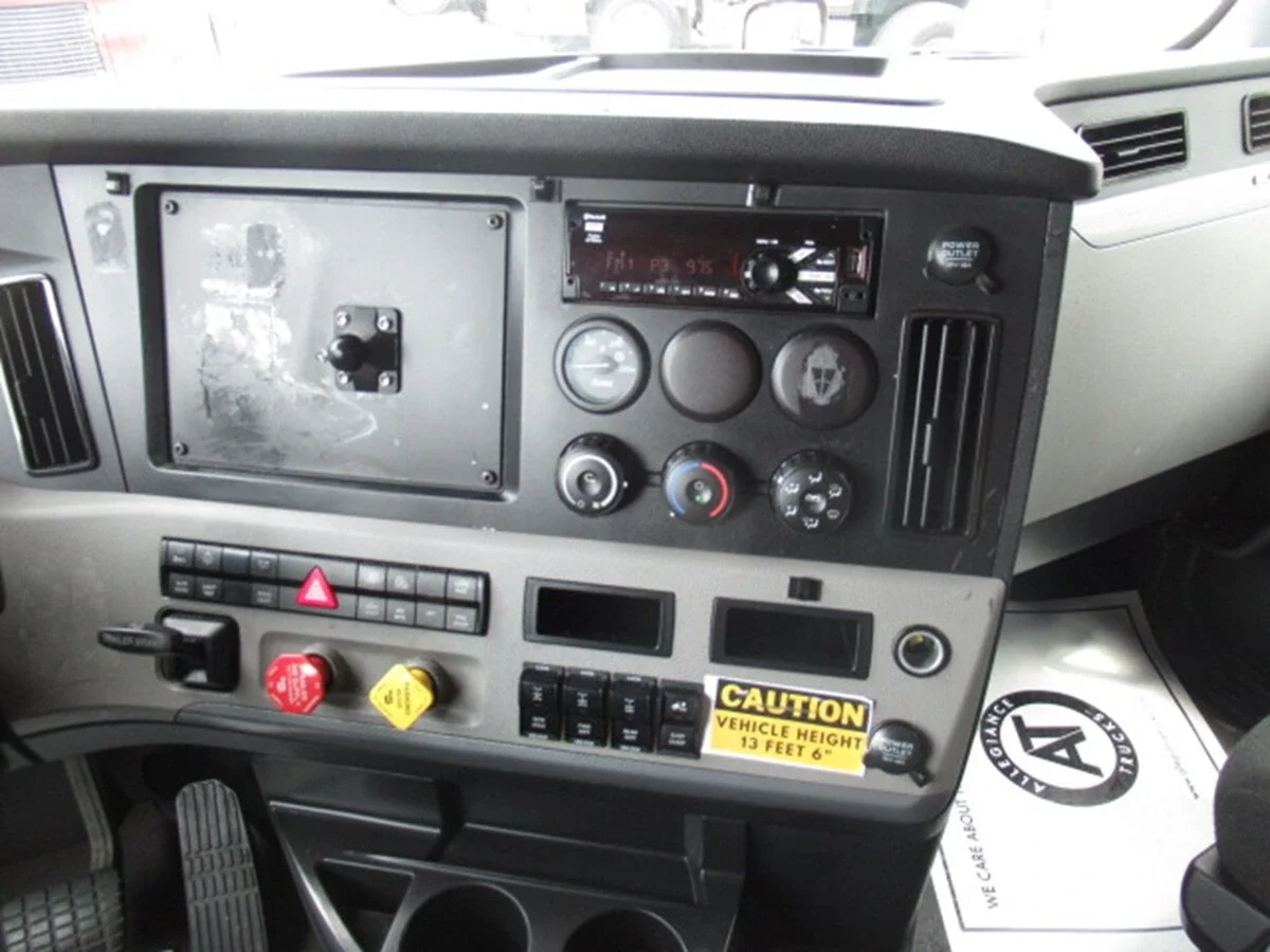 2020 Freightliner Cascadia - image 18