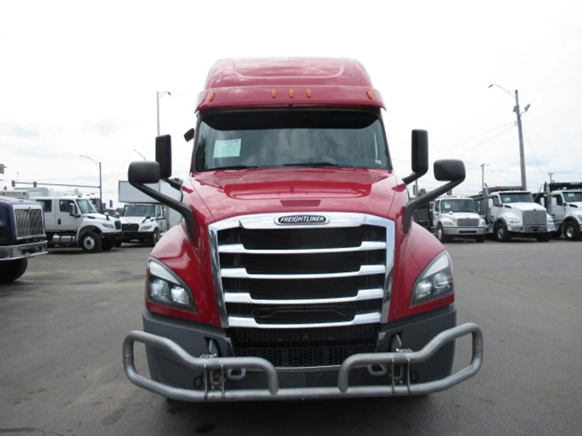 2020 Freightliner Cascadia - image 2