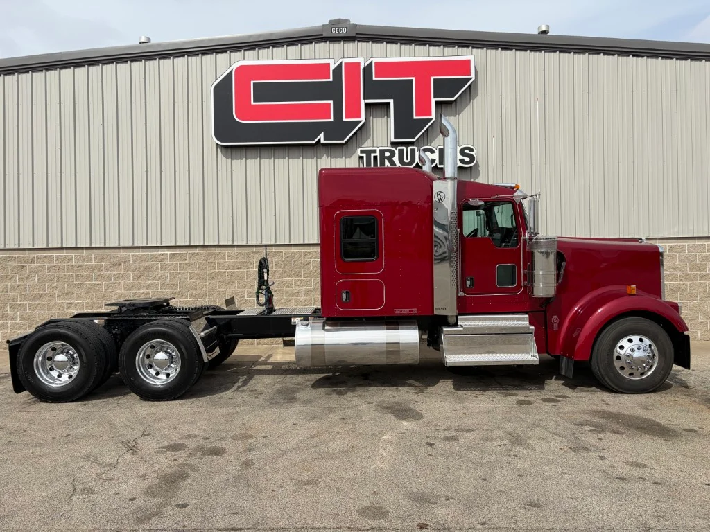 2027 Kenworth W900 in Morton, IL — photo 4