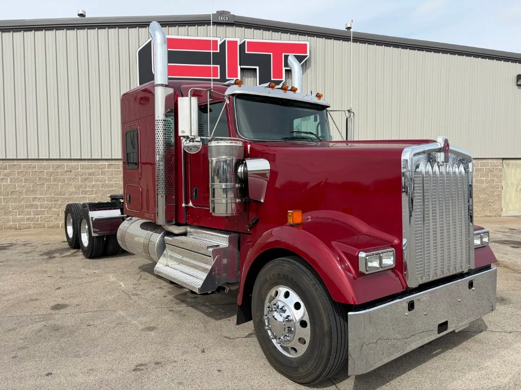 2027 Kenworth W900 in Morton, IL — photo 3