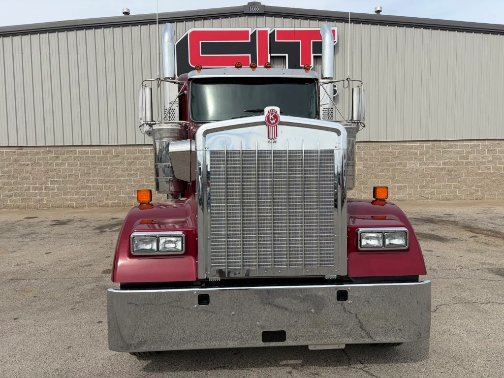 2027 Kenworth W900 in Morton, IL — photo 2
