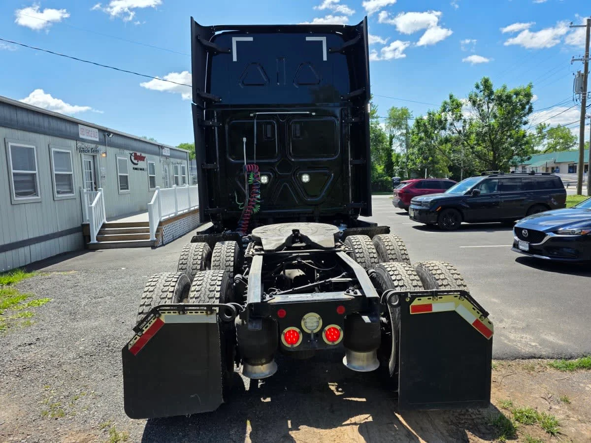 2023 Freightliner Cascadia in Bensalem, PA — photo 5