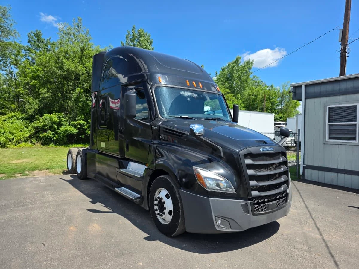 2023 Freightliner Cascadia in Bensalem, PA — photo 3