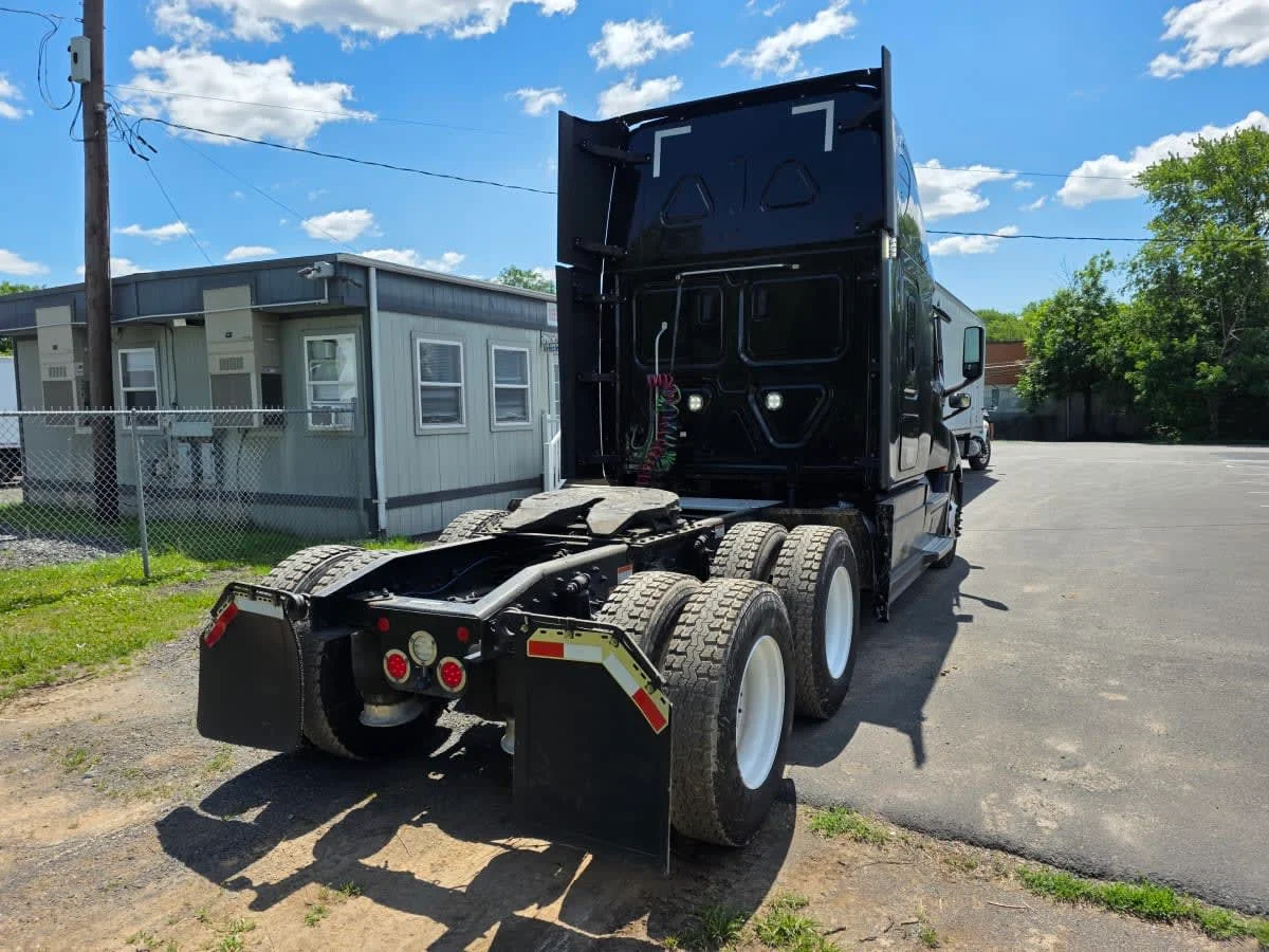2023 Freightliner Cascadia in Bensalem, PA — photo 4