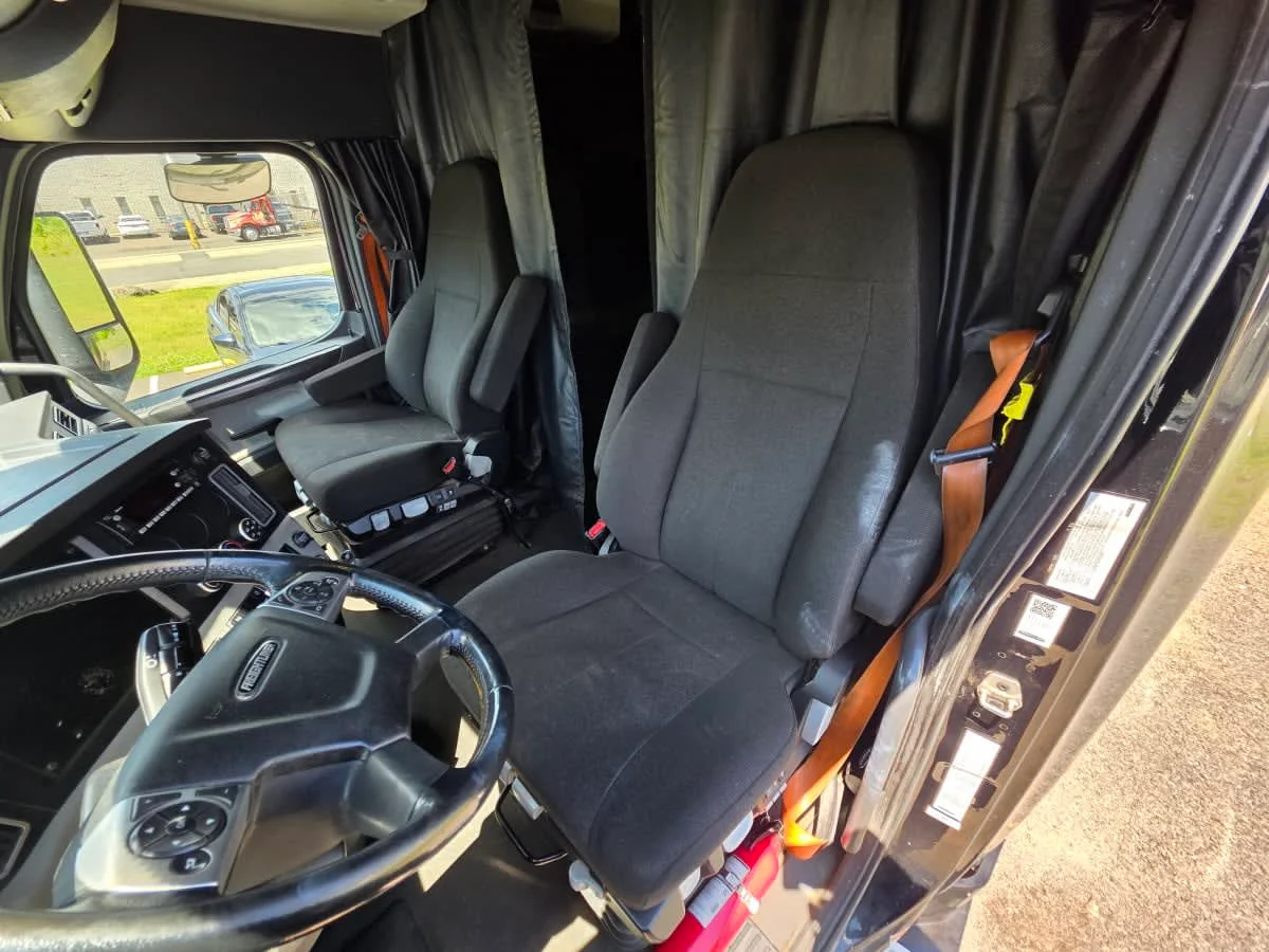 2023 Freightliner Cascadia in Bensalem, PA — photo 7