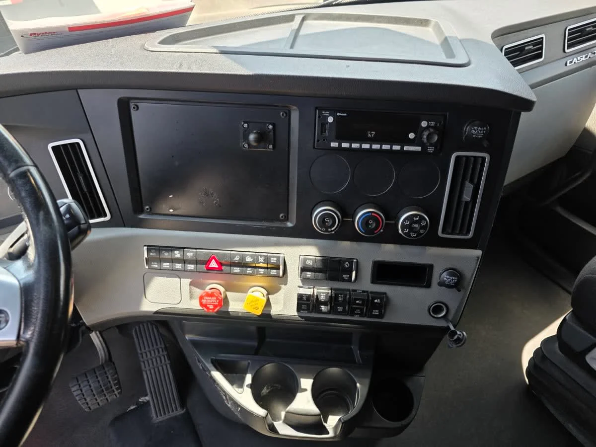 2023 Freightliner Cascadia in Bensalem, PA — photo 12