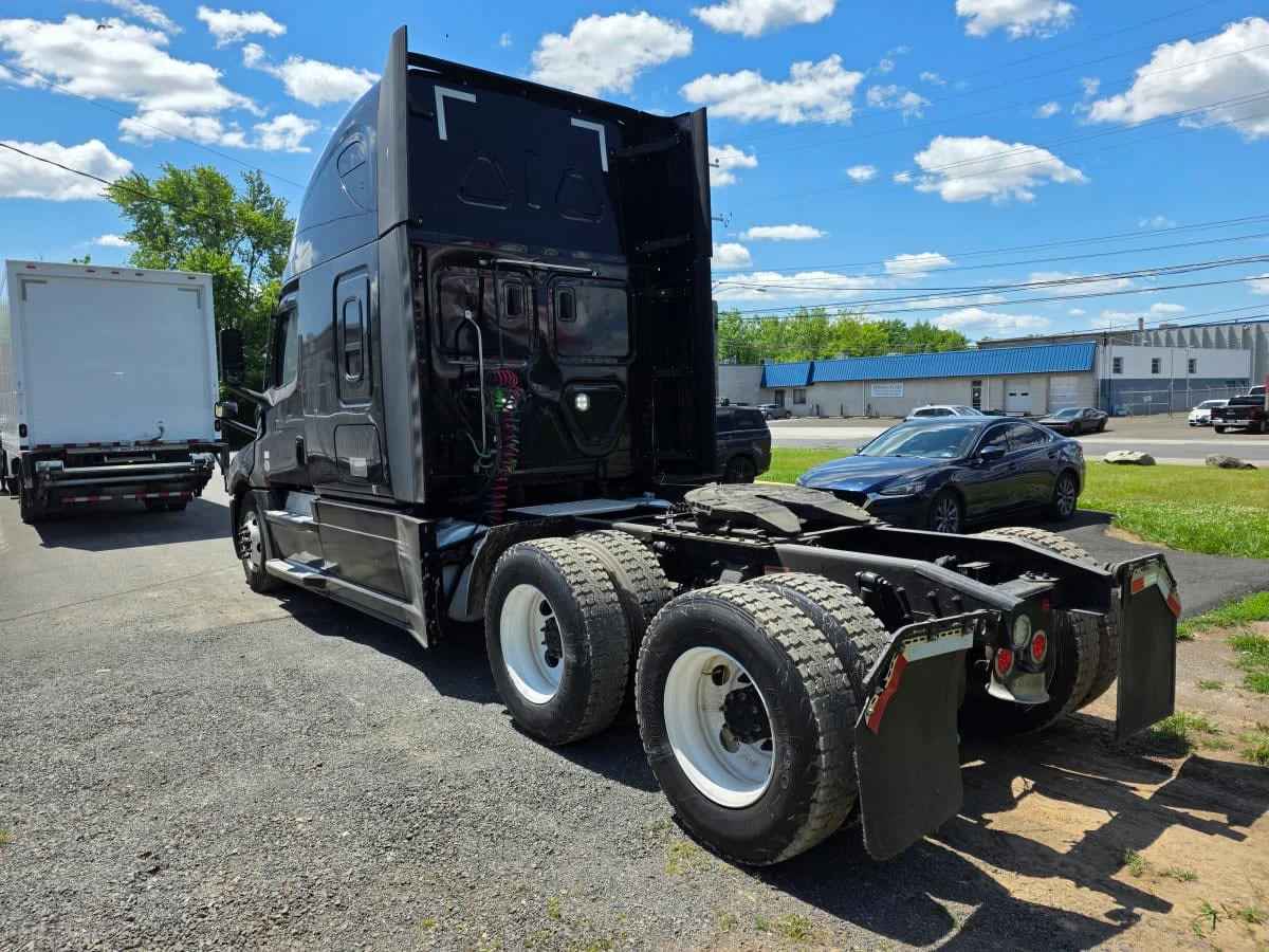 2023 Freightliner Cascadia in Bensalem, PA — photo 6