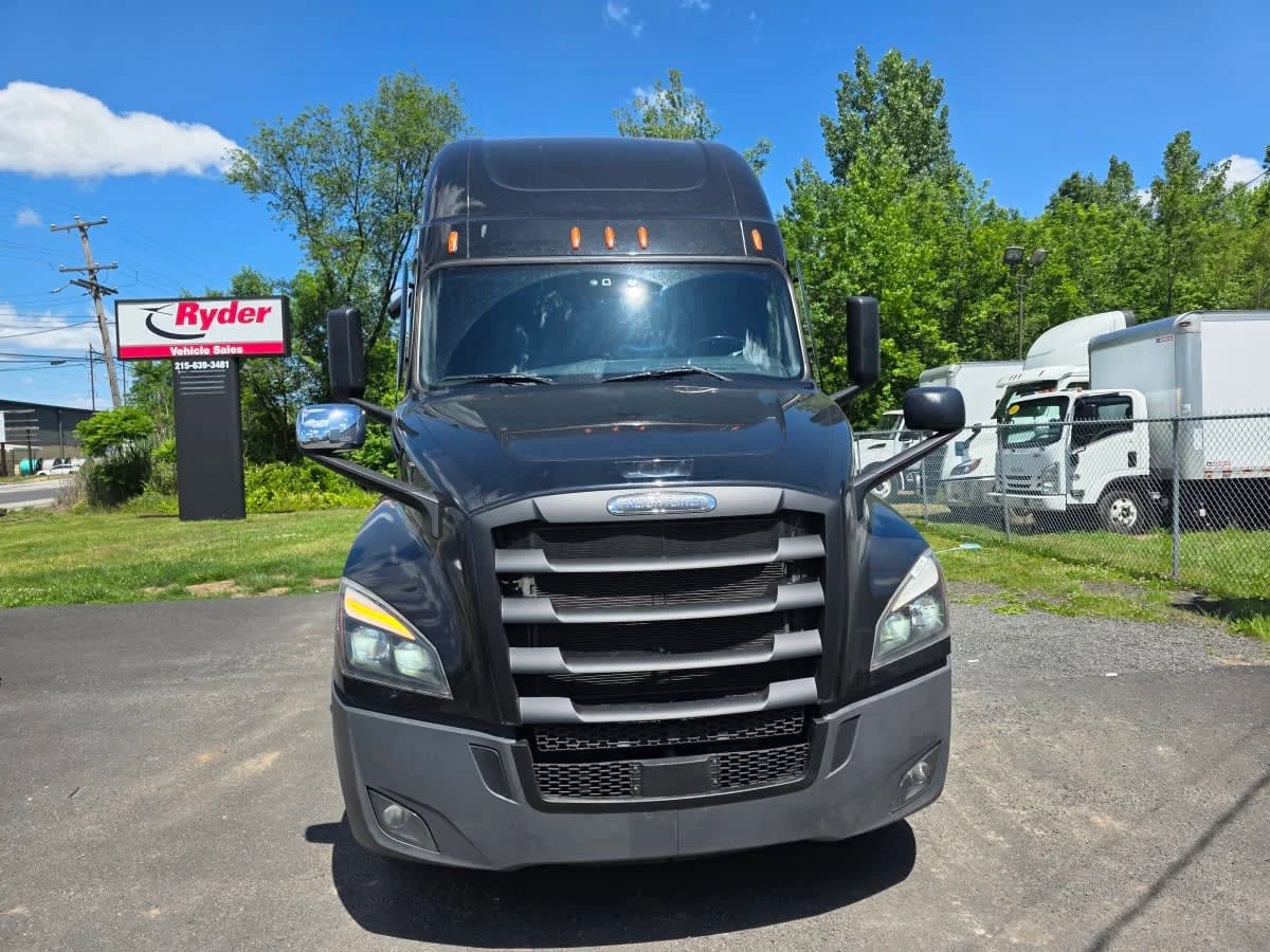 2023 Freightliner Cascadia in Bensalem, PA — photo 2