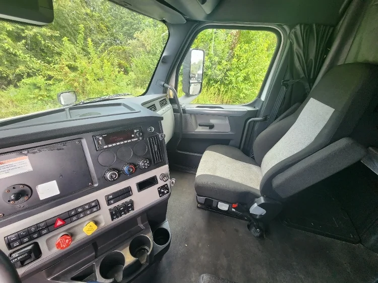 2022 Freightliner Cascadia - image 10