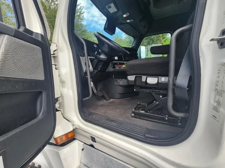 2022 Freightliner Cascadia - image 9