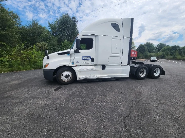 2022 Freightliner Cascadia - image 4