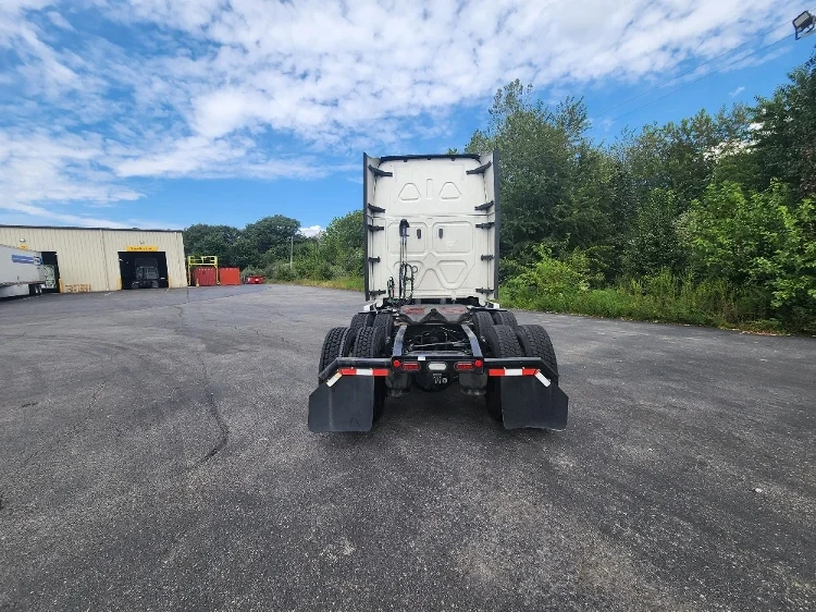 2022 Freightliner Cascadia - image 6