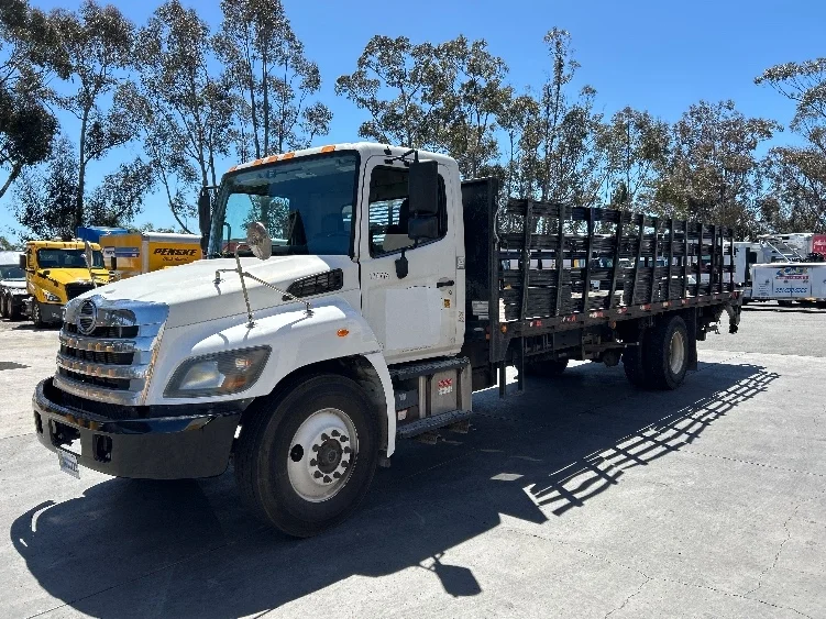 2017 Hino 268 in Fontana, CA — photo 3